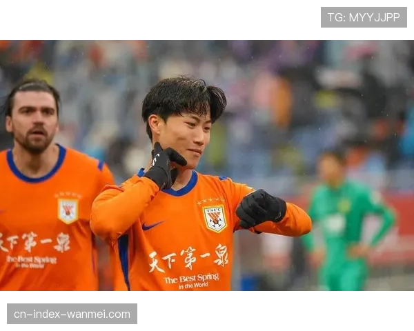 谢文能危险动作飞铲门将 泰山中场直红罚下导致球队翻盘无望